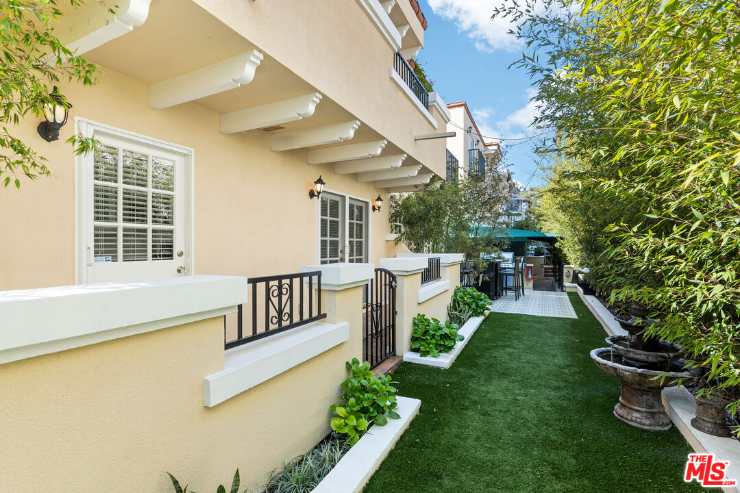 910 N Alfred St Unit: 1