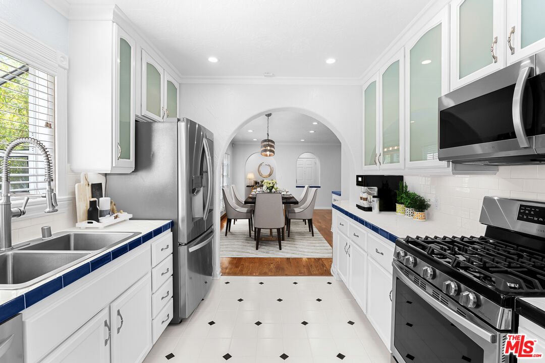 910 N Alfred St Unit: 1