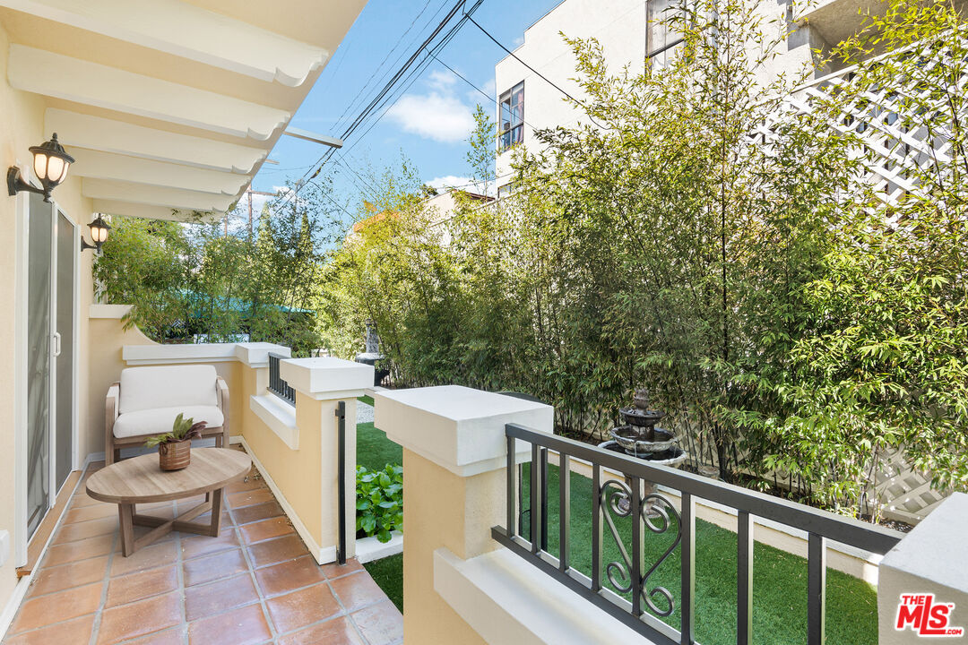 910 N Alfred St Unit: 1