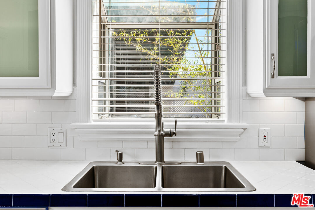 910 N Alfred St Unit: 1