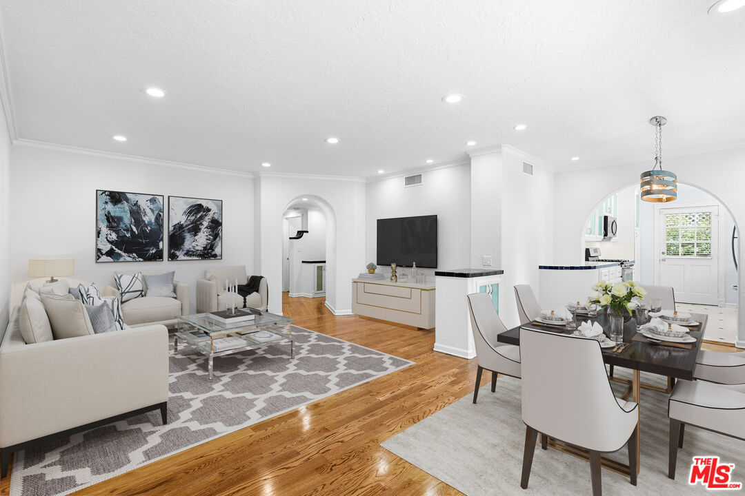 910 N Alfred St Unit: 1