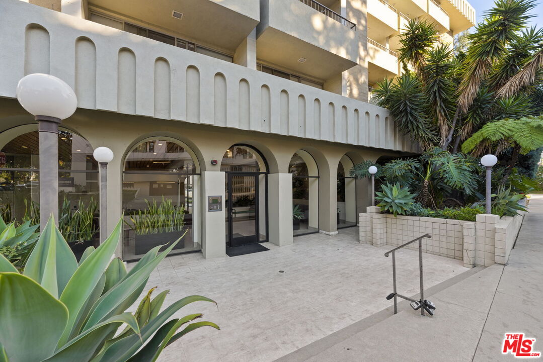 1300 Midvale Ave Unit: 501