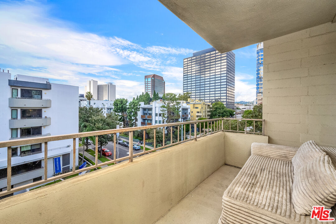 1300 Midvale Ave Unit: 501