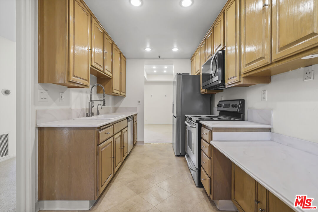 2102 CENTURY PARK LN Unit: 305