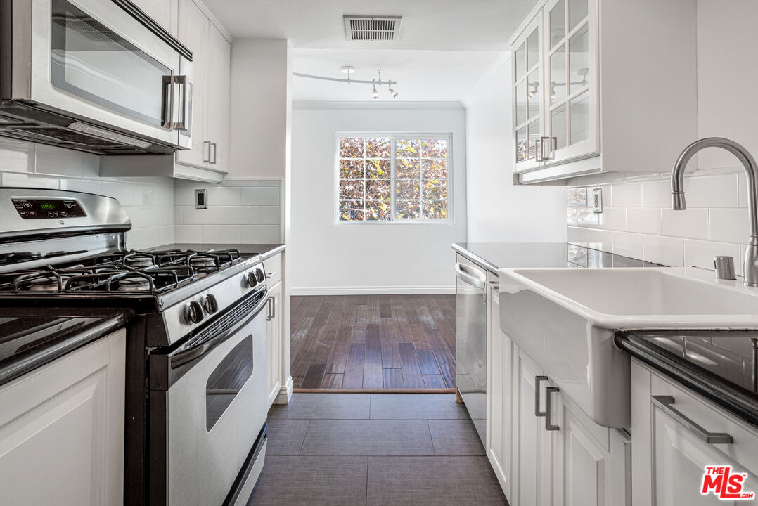 15002 Magnolia Blvd Unit: 4