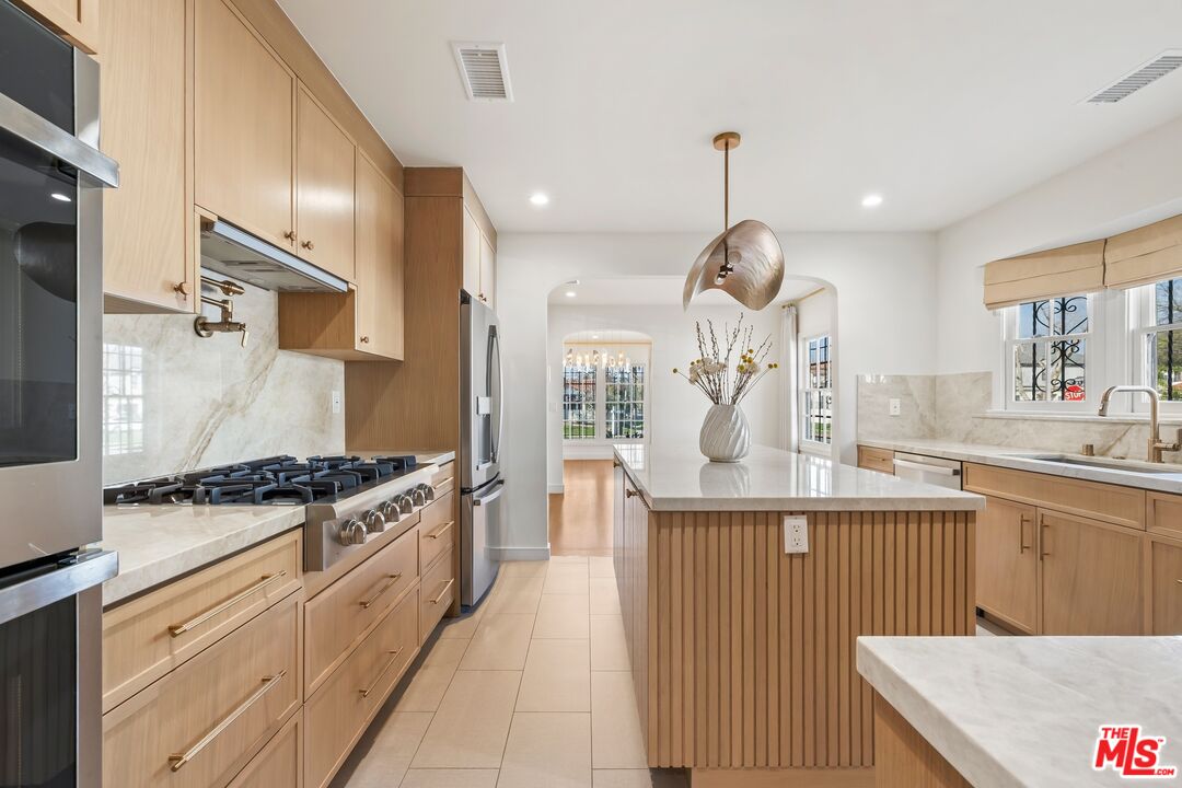 200 S Formosa Ave