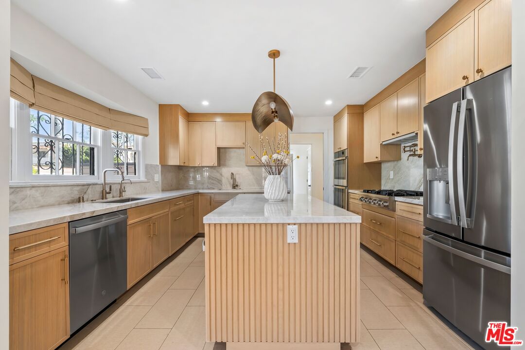 200 S Formosa Ave