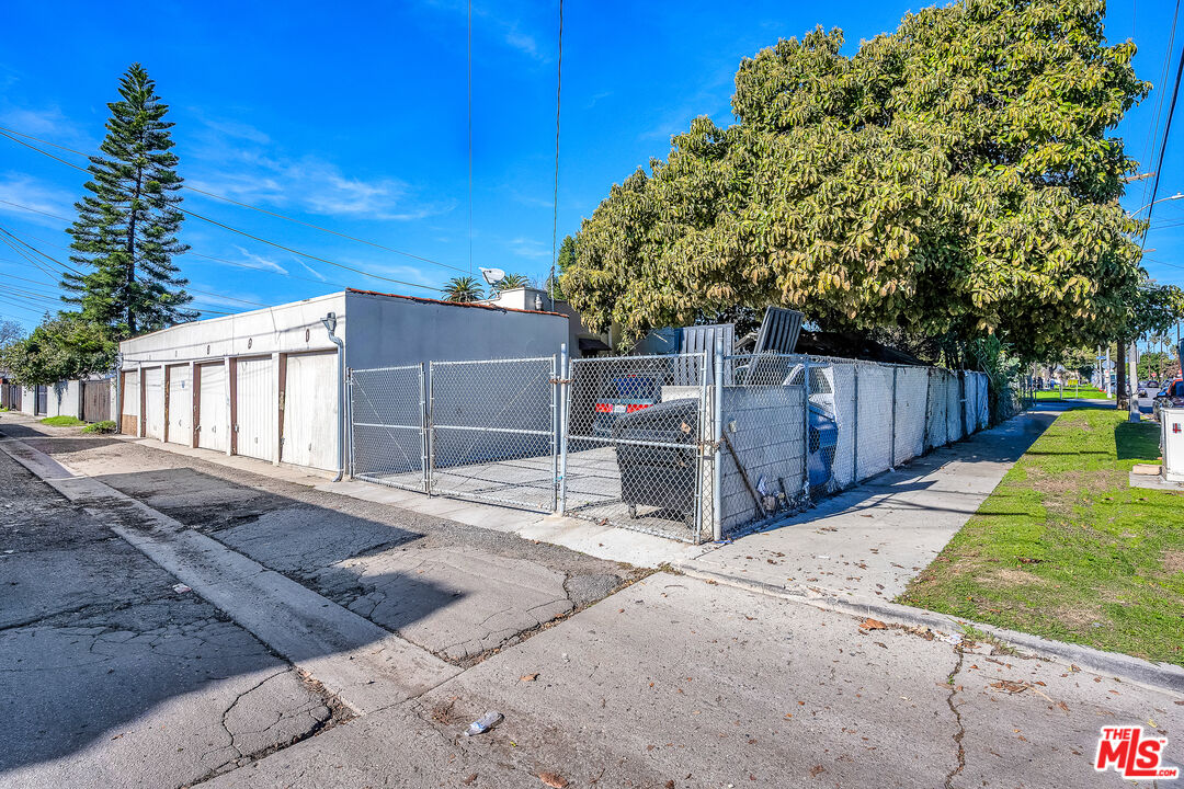 1502 W 62nd St