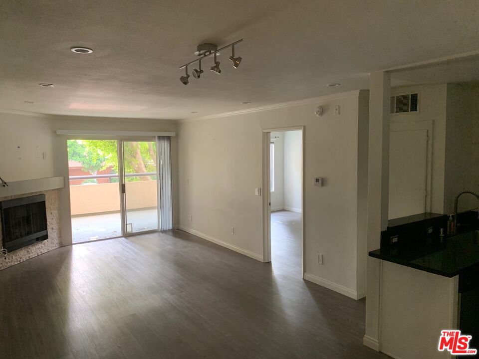 5530 Owensmouth Ave Unit: 108