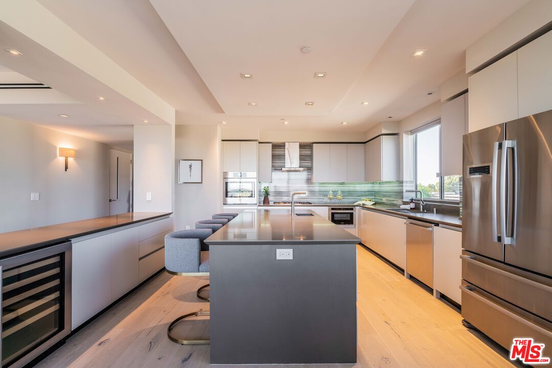 2391 Roscomare Rd Unit: 401