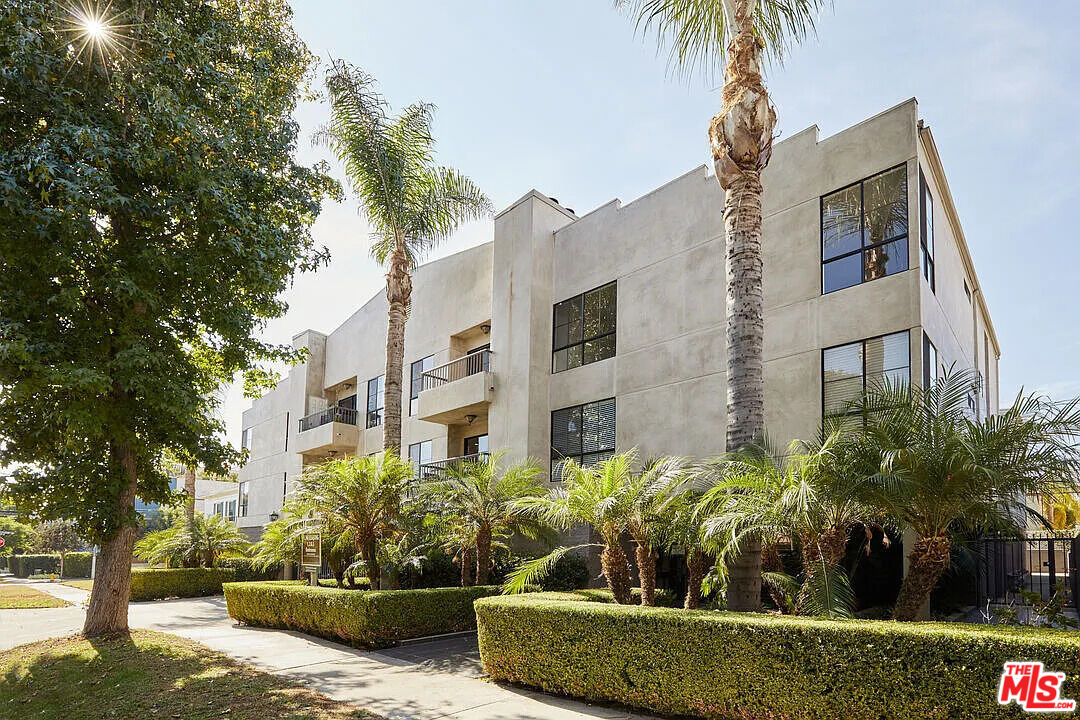 909 N Croft Ave Unit: 204