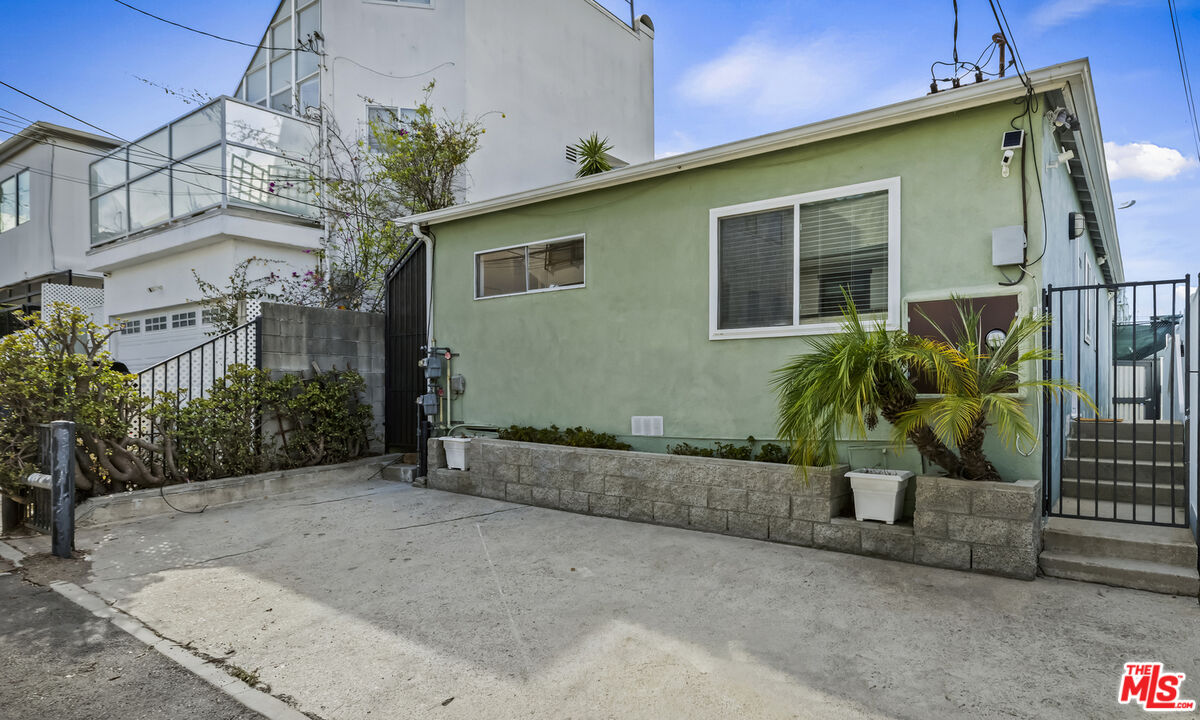 122 Thornton Pl