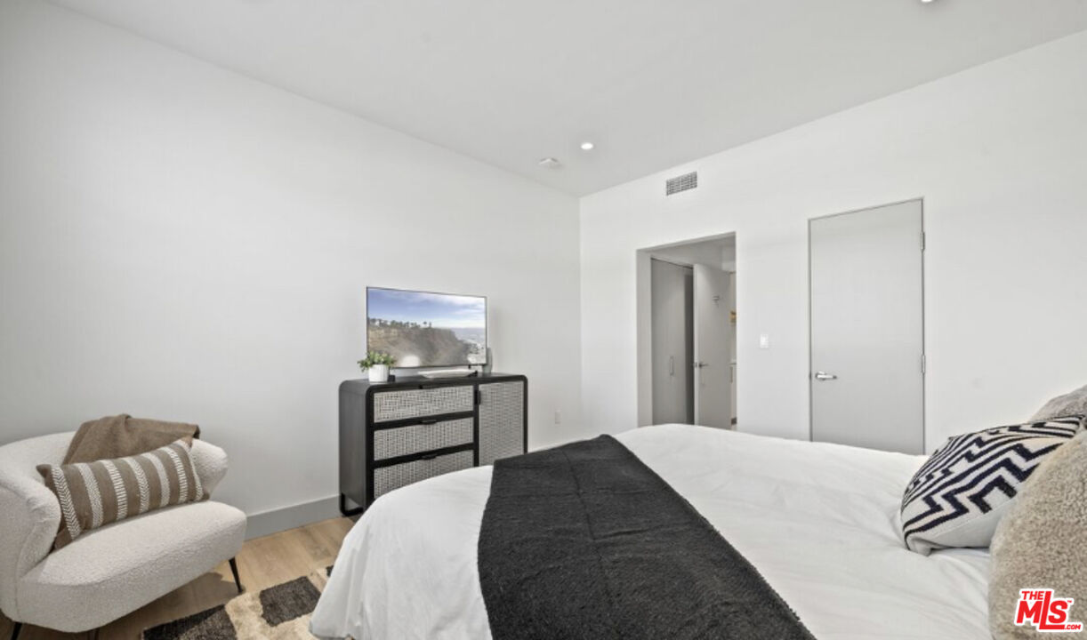 130 S Sepulveda Blvd Unit: 203