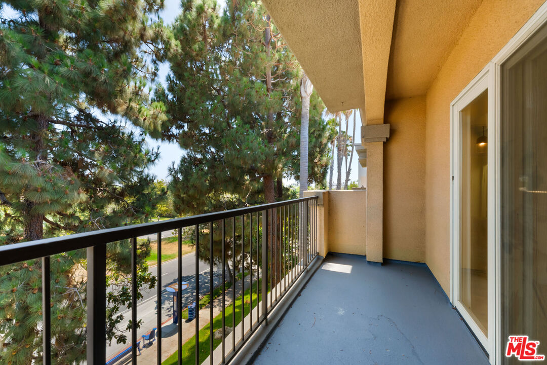 222 7th St Unit: 301