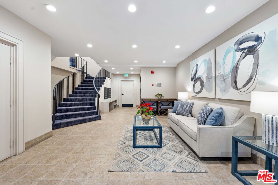 222 7th St Unit: 301