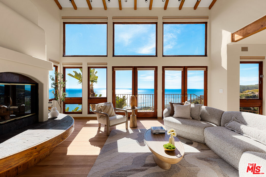 4240 Avenida De La Encinal