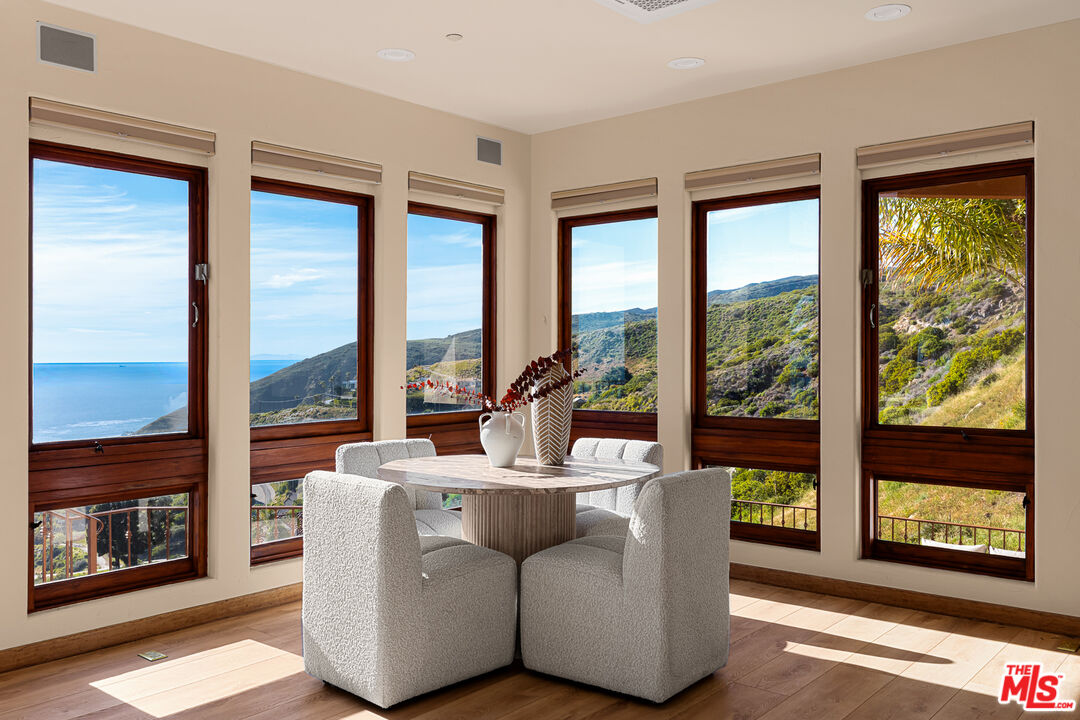 4240 Avenida De La Encinal
