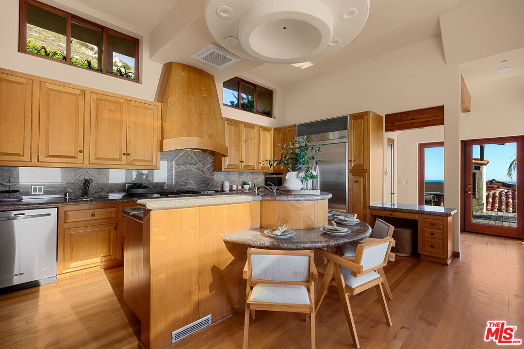 4240 Avenida De La Encinal