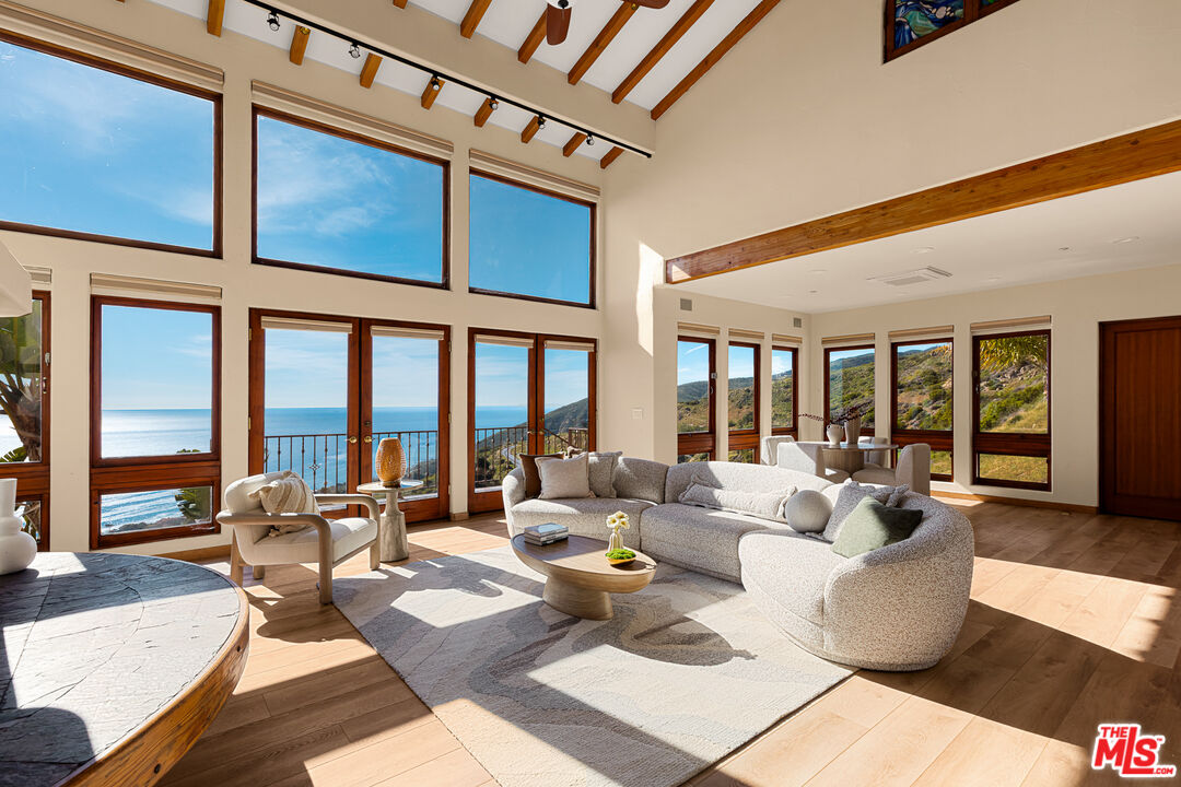 4240 Avenida De La Encinal