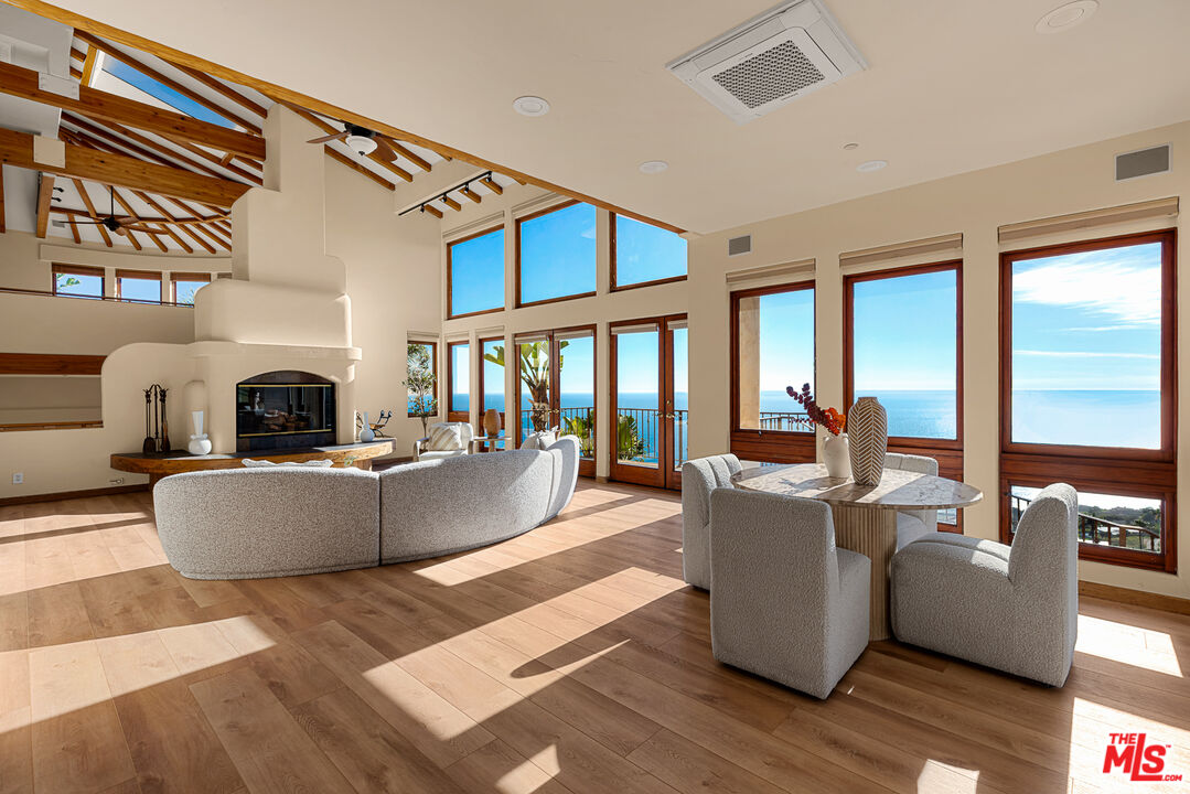 4240 Avenida De La Encinal