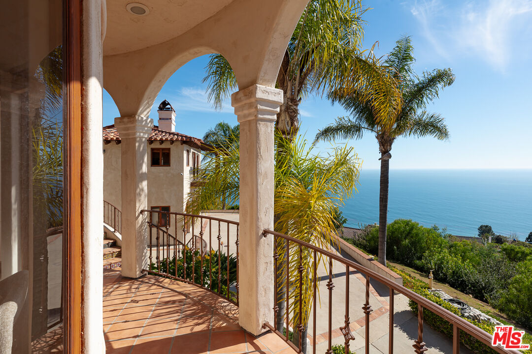 4240 Avenida De La Encinal
