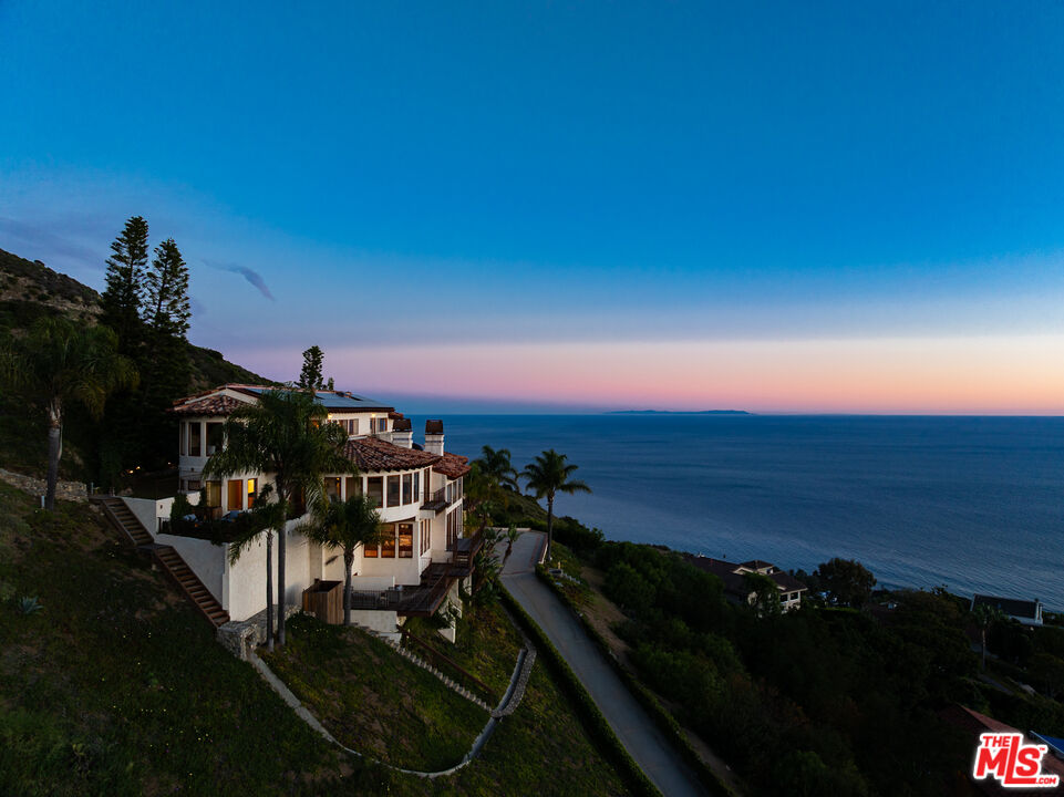 4240 Avenida De La Encinal