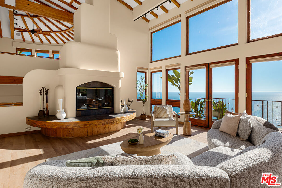 4240 Avenida De La Encinal