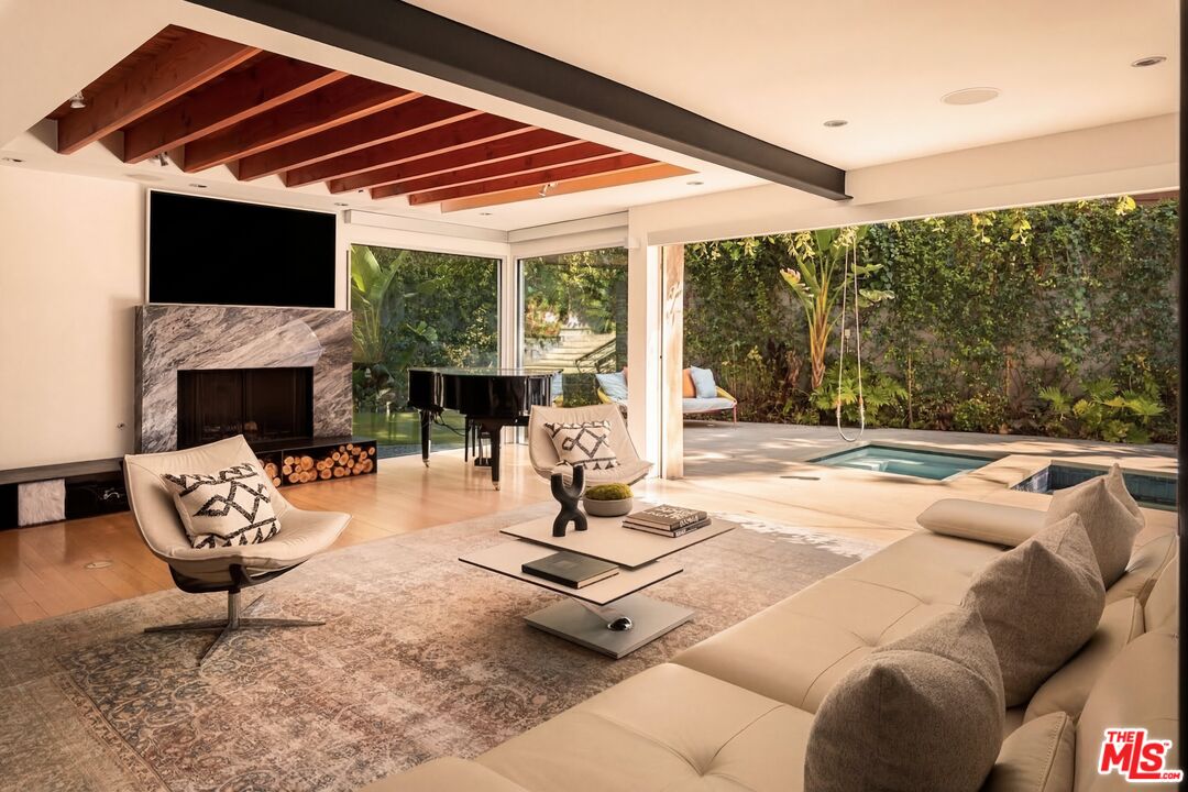 562 Stassi Ln