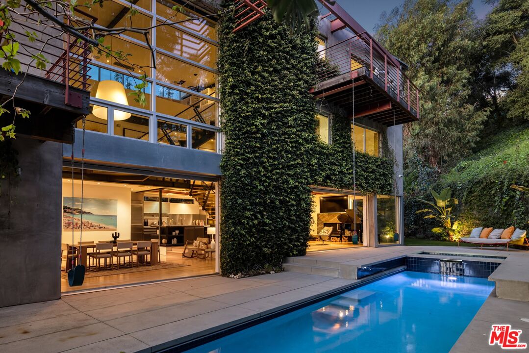 562 Stassi Ln
