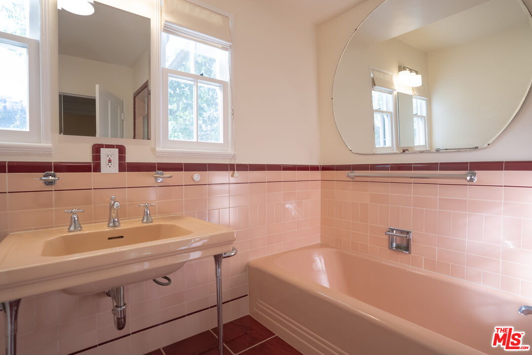 2401 Meadow Valley Ter