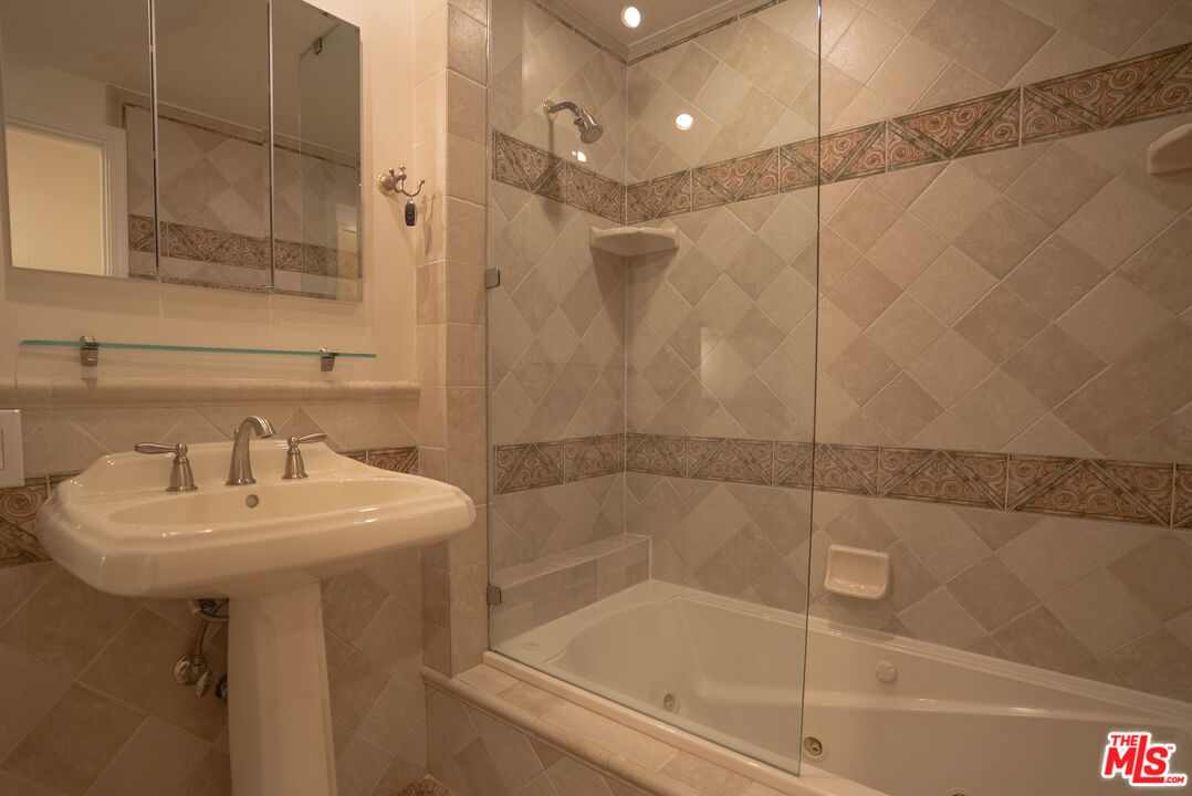 2401 Meadow Valley Ter