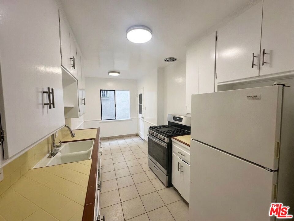 1000 N Orange Grove Ave Unit: 3
