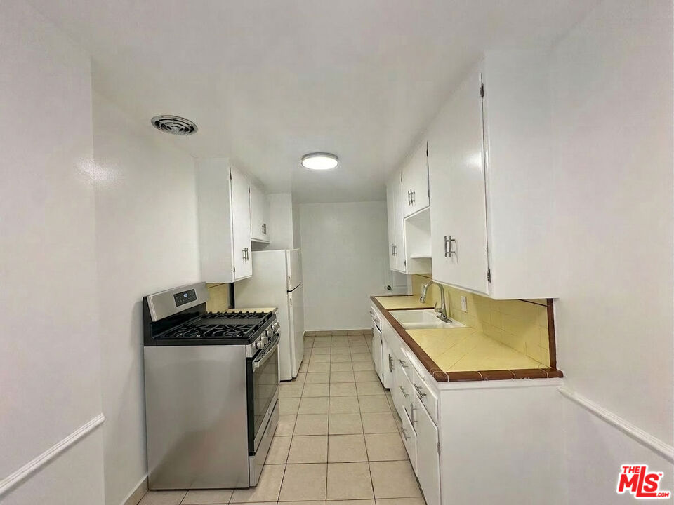 1000 N Orange Grove Ave Unit: 3