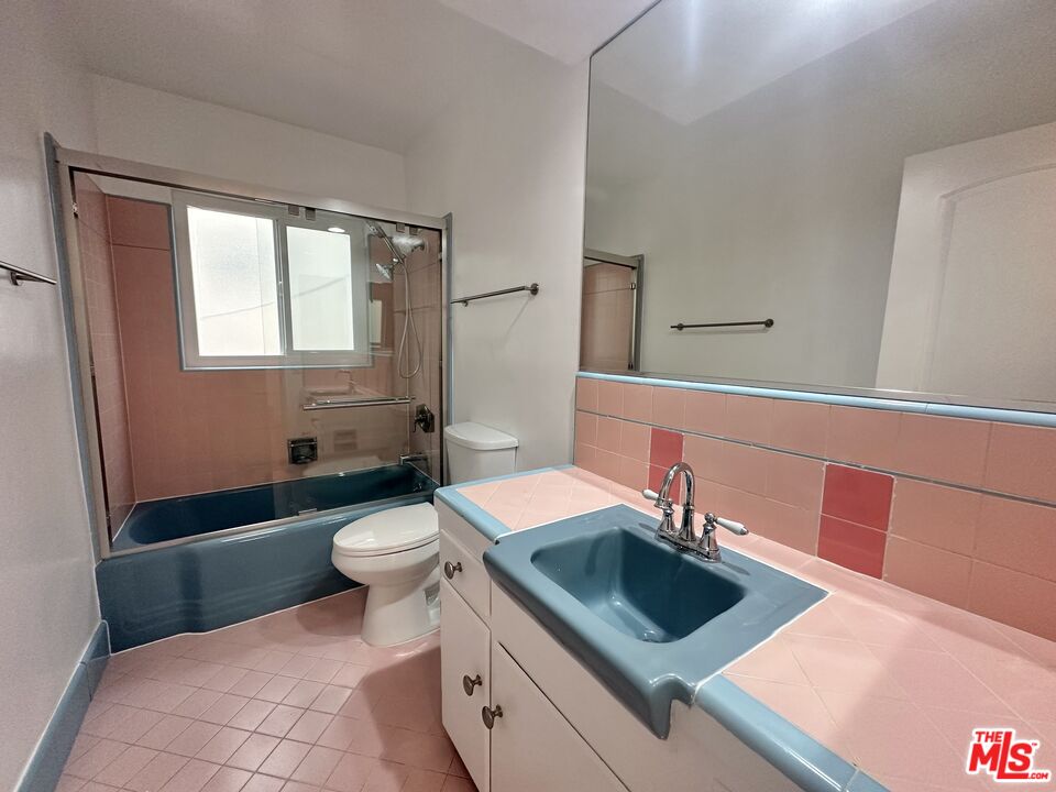 1000 N Orange Grove Ave Unit: 3