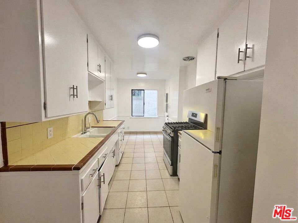 1000 N Orange Grove Ave Unit: 3