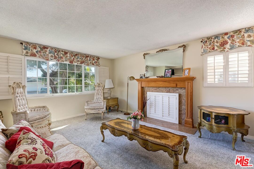 1657 E 218th St