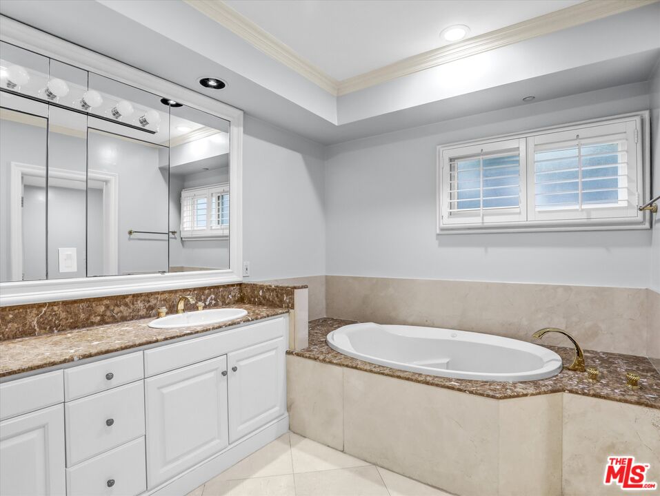 277 S Spalding Dr Unit: 102