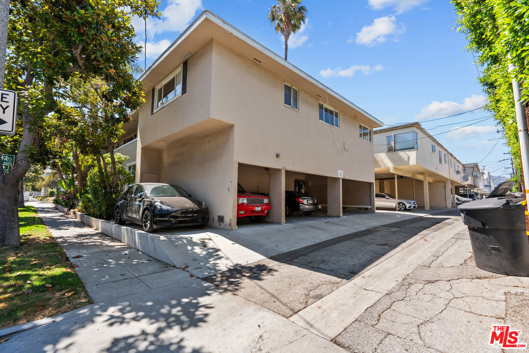 272 S Doheny Dr