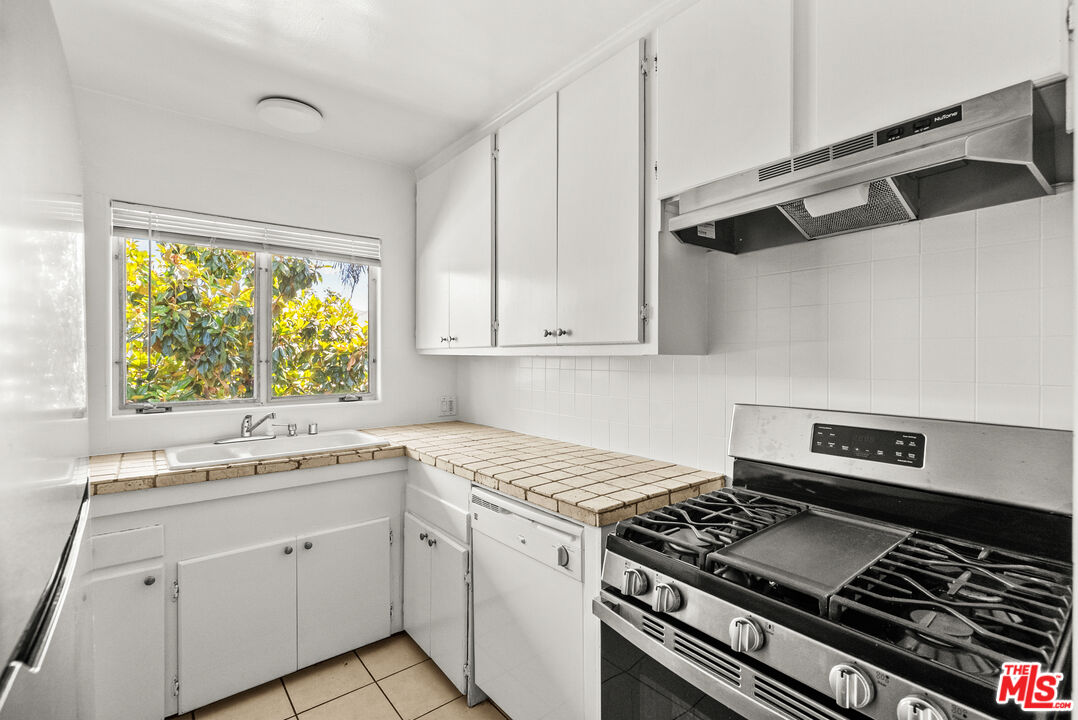 272 S Doheny Dr