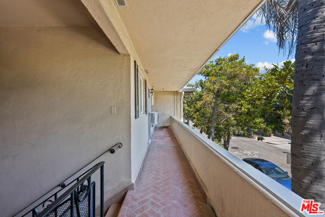 272 S Doheny Dr