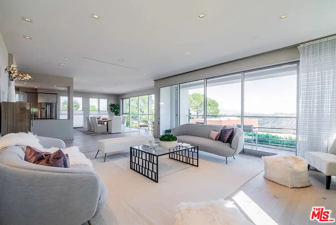 2391 Roscomare Unit: 201