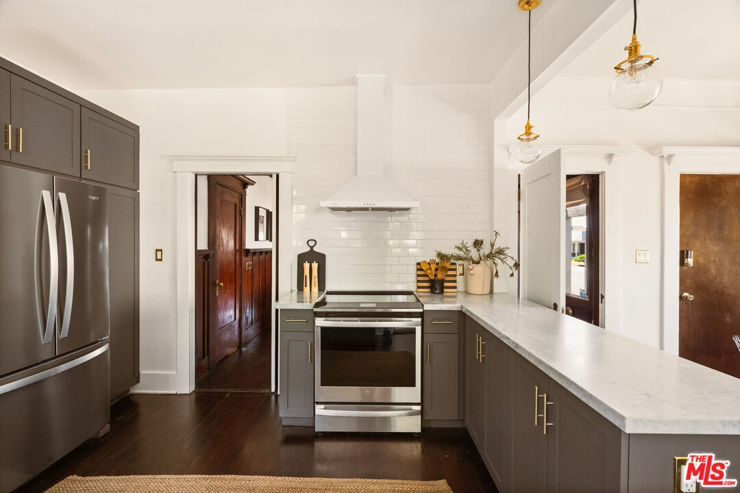 1527 W 45th St