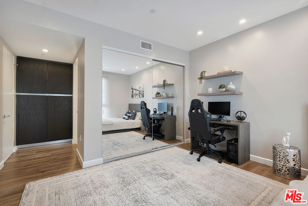 441 S Barrington Ave Unit: 301