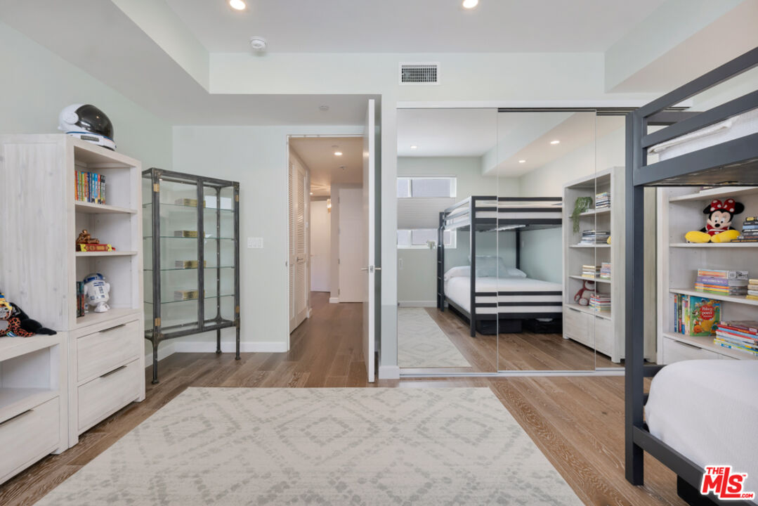 441 S Barrington Ave Unit: 301