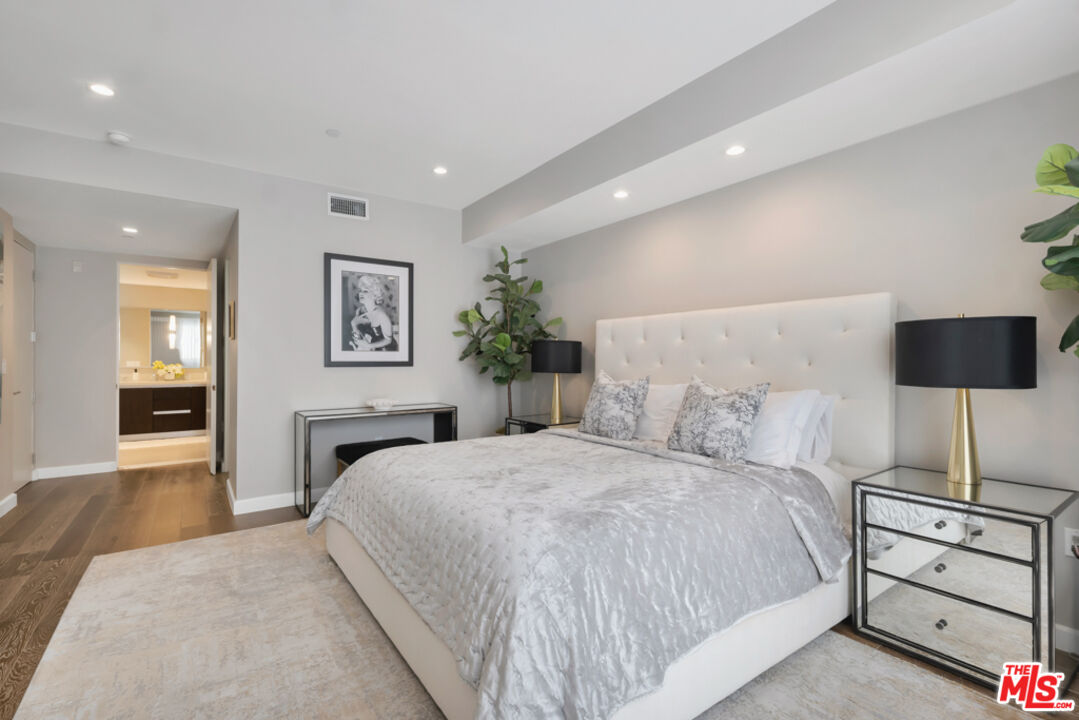 441 S Barrington Ave Unit: 301