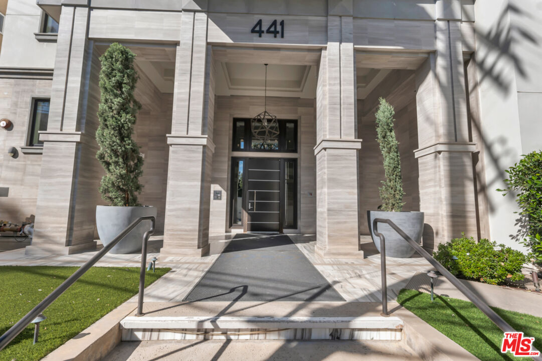 441 S Barrington Ave Unit: 301