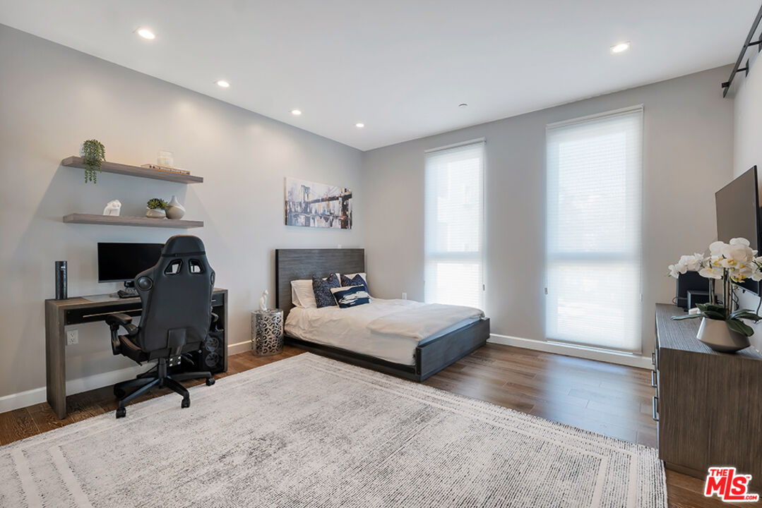 441 S Barrington Ave Unit: 301