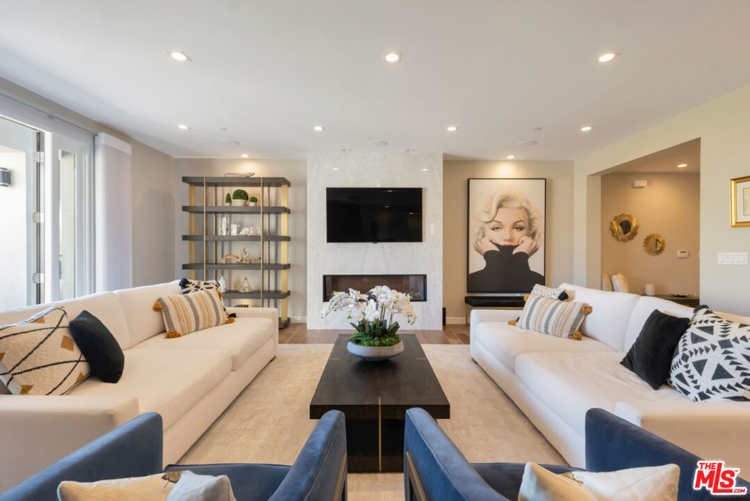 441 S Barrington Ave Unit: 301