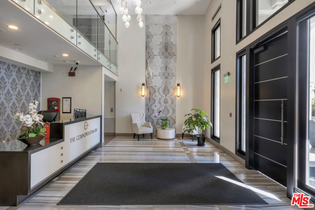 441 S Barrington Ave Unit: 301