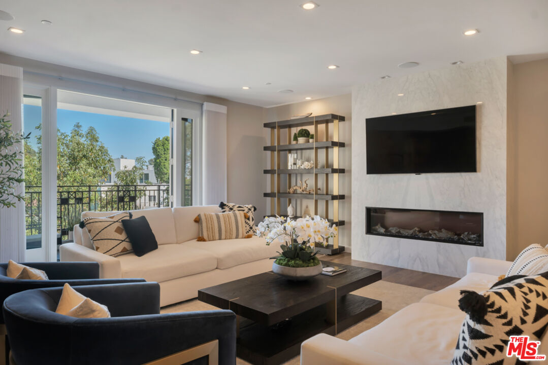 441 S Barrington Ave Unit: 301